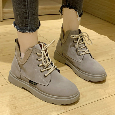 Fekete és bézs színű, lapos talpú női alkalmi csizma