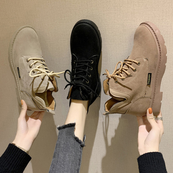 Fekete és bézs színű, lapos talpú női alkalmi csizma