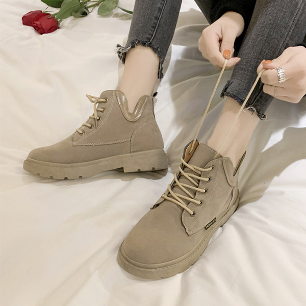 Fekete és bézs színű, lapos talpú női alkalmi csizma