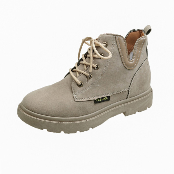 Fekete és bézs színű, lapos talpú női alkalmi csizma