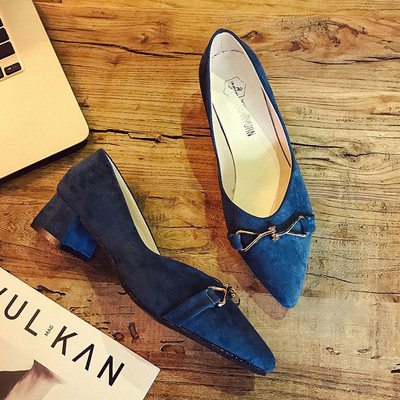 Modern női cipő hegyes modell vastag sarokkal, öko bőrből