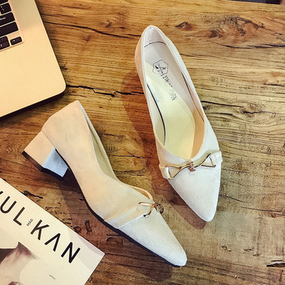 Modern női cipő hegyes modell vastag sarokkal, öko bőrből