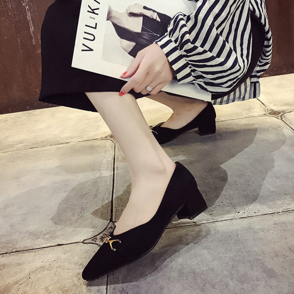 Modern női cipő hegyes modell vastag sarokkal, öko bőrből