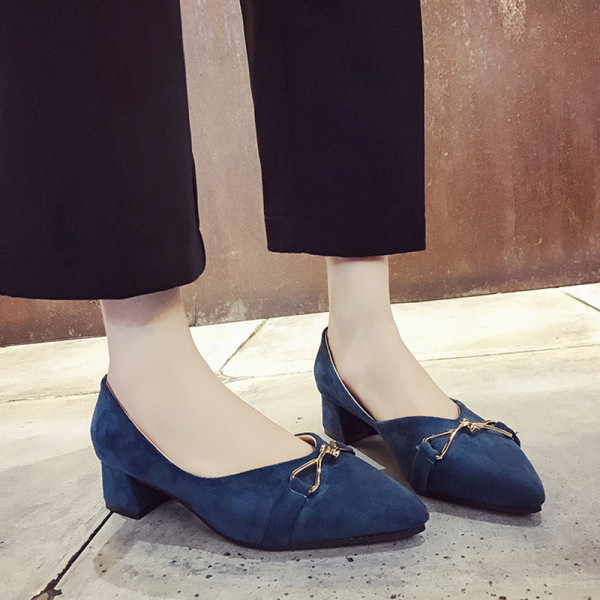 Modern női cipő hegyes modell vastag sarokkal, öko bőrből