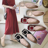 Alkalmi női cipő lapos talppal és fém csattal