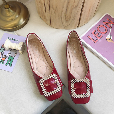 Alkalmi női cipő lapos talppal és fém csattal