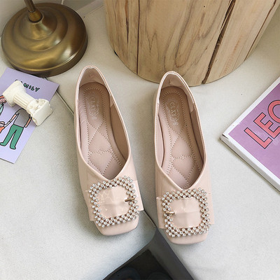 Alkalmi női cipő lapos talppal és fém csattal