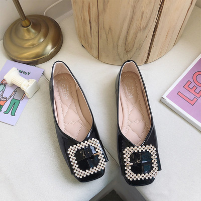 Alkalmi női cipő lapos talppal és fém csattal