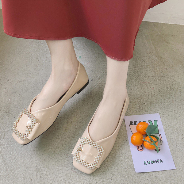 Alkalmi női cipő lapos talppal és fém csattal