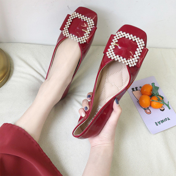 Alkalmi női cipő lapos talppal és fém csattal