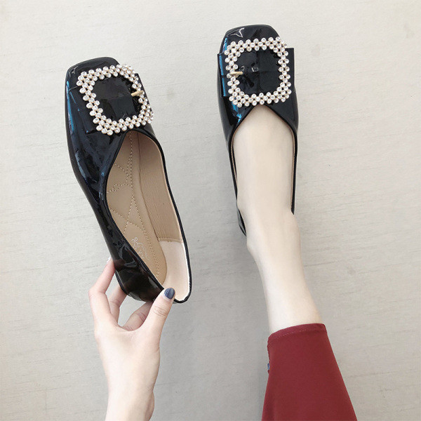 Alkalmi női cipő lapos talppal és fém csattal