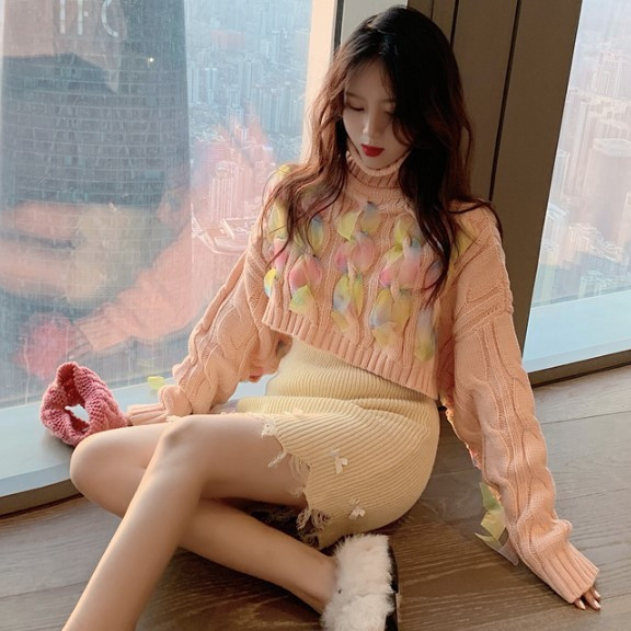 Γυναικεία σύντομο πουλόβερ με κολάρο σε ροζ χρώμα