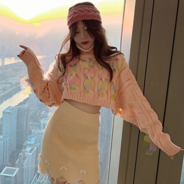 Γυναικεία σύντομο πουλόβερ με κολάρο σε ροζ χρώμα