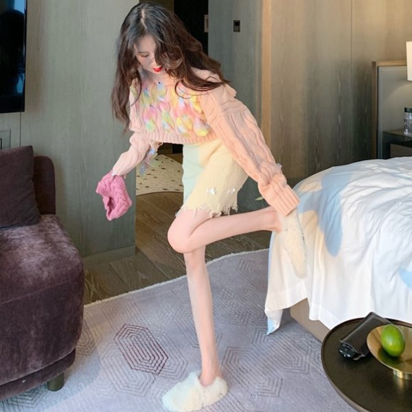 Γυναικεία σύντομο πουλόβερ με κολάρο σε ροζ χρώμα