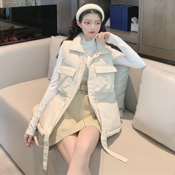 Hosszú téli mellény nyakkendőkkel és zsebekkel fehér és fekete színben