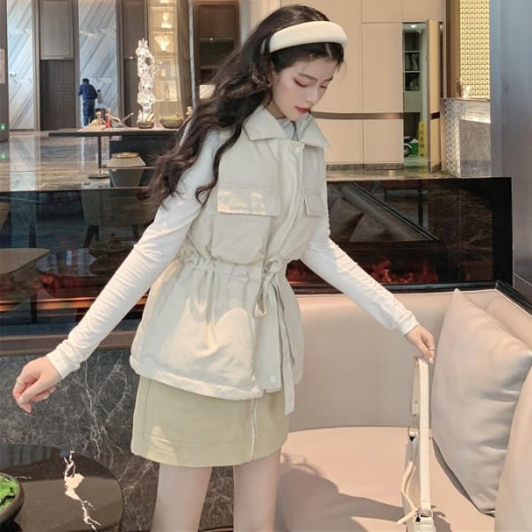 Hosszú téli mellény nyakkendőkkel és zsebekkel fehér és fekete színben