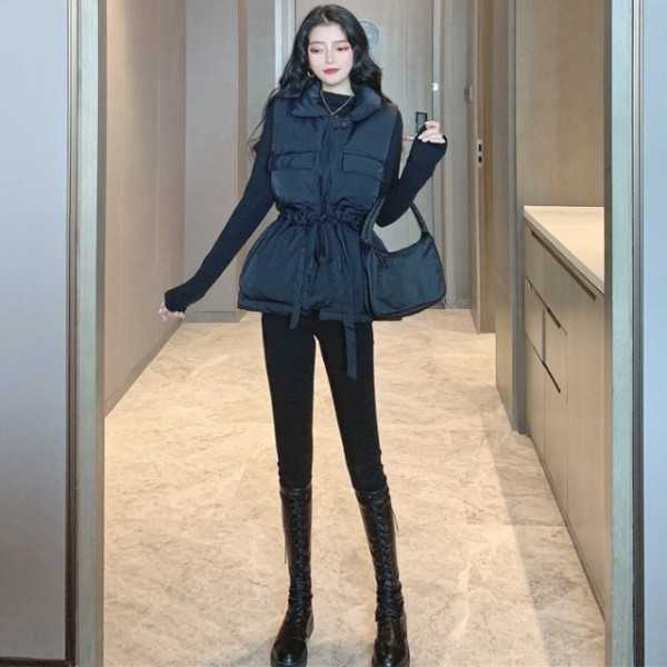 Hosszú téli mellény nyakkendőkkel és zsebekkel fehér és fekete színben