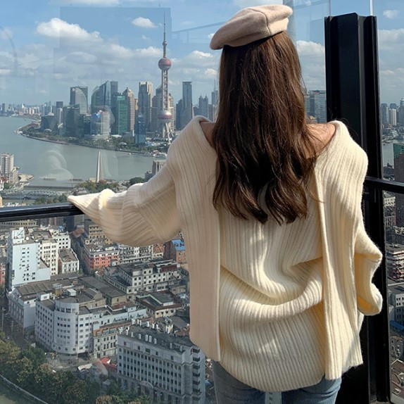 Γυναικεία φαρδιά πουλόβερ με γυμνά ώμους σε μπεζ χρώμα