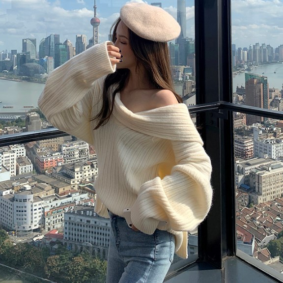 Γυναικεία φαρδιά πουλόβερ με γυμνά ώμους σε μπεζ χρώμα