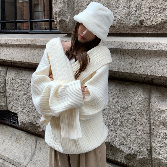 Γυναικεία φαρδιά πουλόβερ με γυμνά ώμους σε μπεζ χρώμα