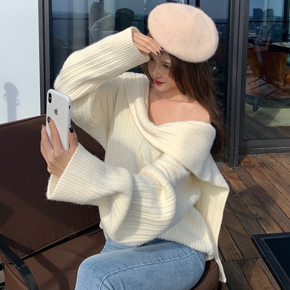 Γυναικεία φαρδιά πουλόβερ με γυμνά ώμους σε μπεζ χρώμα