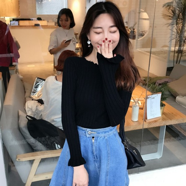 Női testhezálló blúz kerek nyakkivágással, több színben