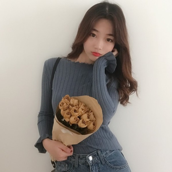 Női testhezálló blúz kerek nyakkivágással, több színben