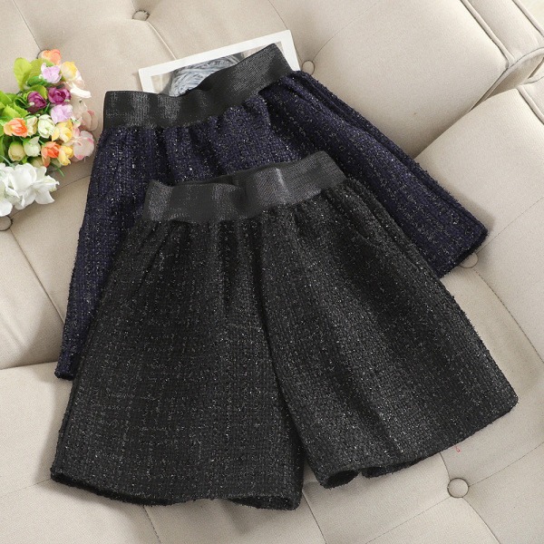 Stílusos női téli rövidnadrág fényes hatással sötétkék és fekete színben