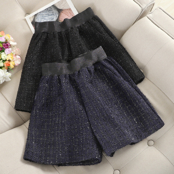 Stílusos női téli rövidnadrág fényes hatással sötétkék és fekete színben