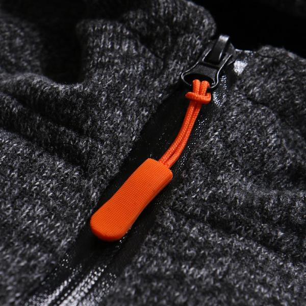 Alkalmi férfi pulóver kapucnival és szürke zsebbel