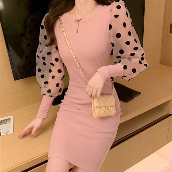 Testhezálló női ruha három színben, tüll ujjakkal