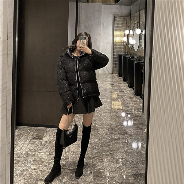 Rövid téli kabát cipzárral és kapucnival, két színben