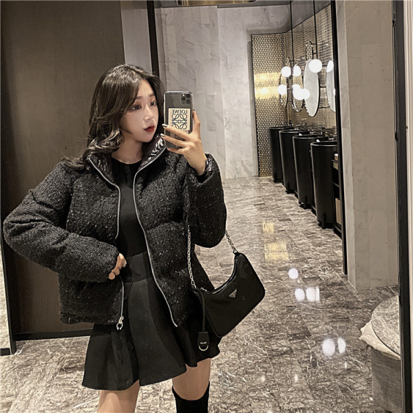 Rövid téli kabát cipzárral és kapucnival, két színben