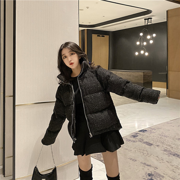 Rövid téli kabát cipzárral és kapucnival, két színben