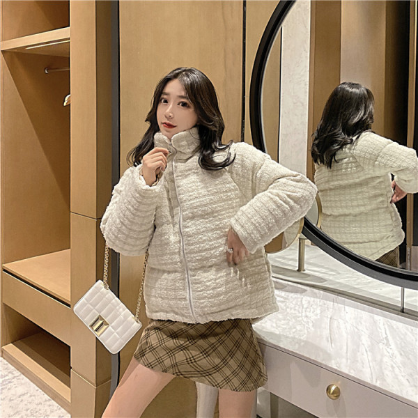 Rövid téli kabát cipzárral és kapucnival, két színben