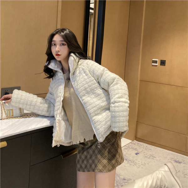 Rövid téli kabát cipzárral és kapucnival, két színben