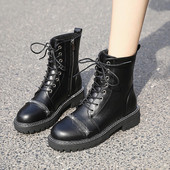 Női bőrcsizma lapos talppal és fűzővel