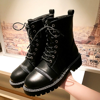 Női bőrcsizma lapos talppal és fűzővel