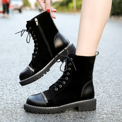 Női bőrcsizma lapos talppal és fűzővel