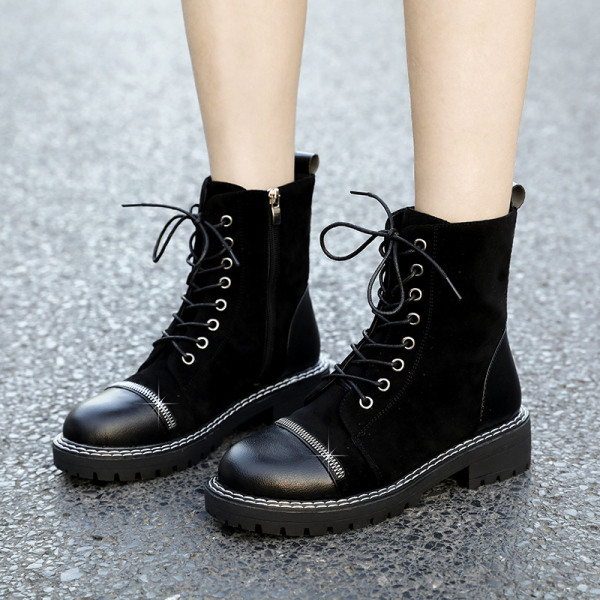 Női bőrcsizma lapos talppal és fűzővel