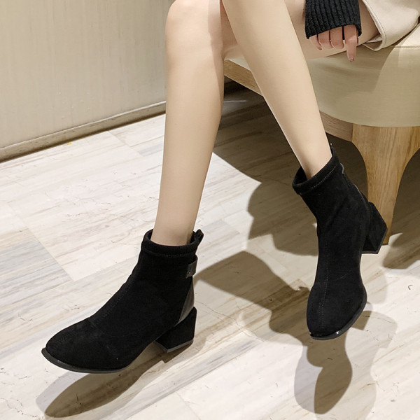 Stílusos női csizma vastag sarokkal, öko velúrból fekete és bézs színben