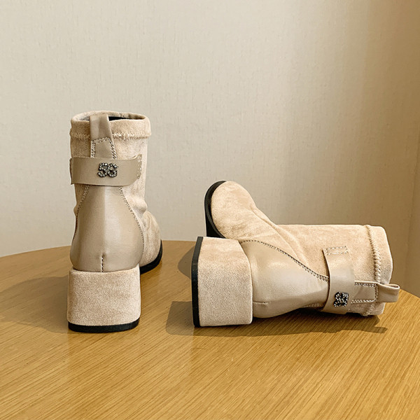 Stílusos női csizma vastag sarokkal, öko velúrból fekete és bézs színben