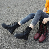 Καθημερινές γυναικείες έκο δερμάτινες μπότες με κορδόνια σε μαύρο και κόκκινο χρώμα