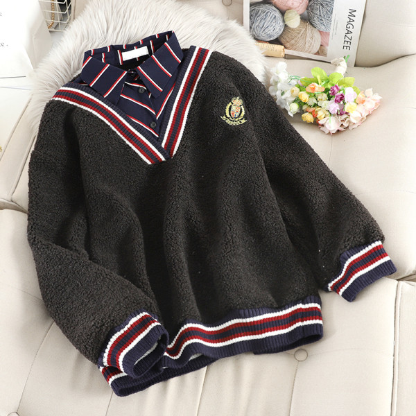 Modern női pulóver klasszikus csíkos gallérral, fekete-fehér színben