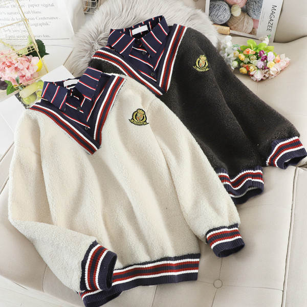 Modern női pulóver klasszikus csíkos gallérral, fekete-fehér színben