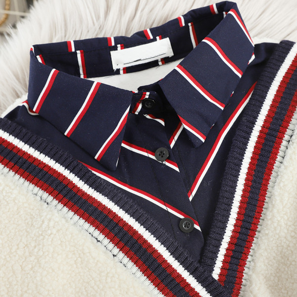 Modern női pulóver klasszikus csíkos gallérral, fekete-fehér színben