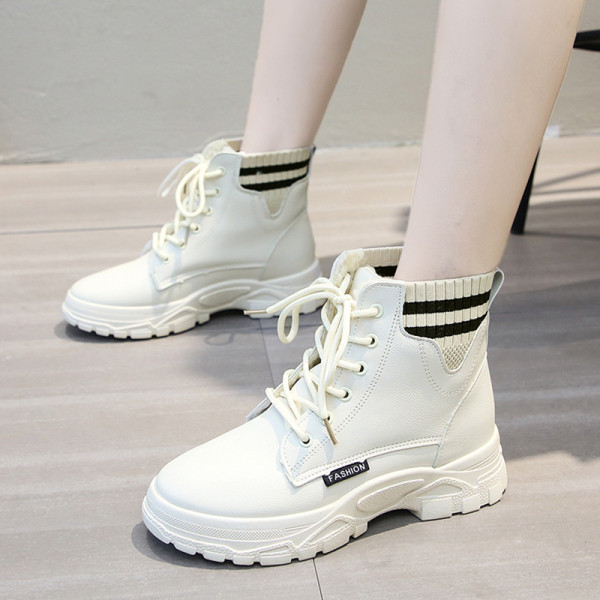 Sportos-alkalmi női csizma, eko bőrből készült lapos talppal