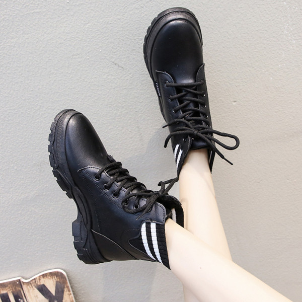 Sportos-alkalmi női csizma, eko bőrből készült lapos talppal