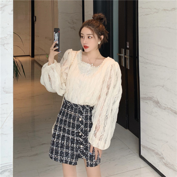 Női blúz négyzet alakú nyakkivágással és széles ujjú fehér és fekete színben