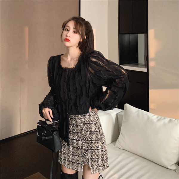 Női blúz négyzet alakú nyakkivágással és széles ujjú fehér és fekete színben